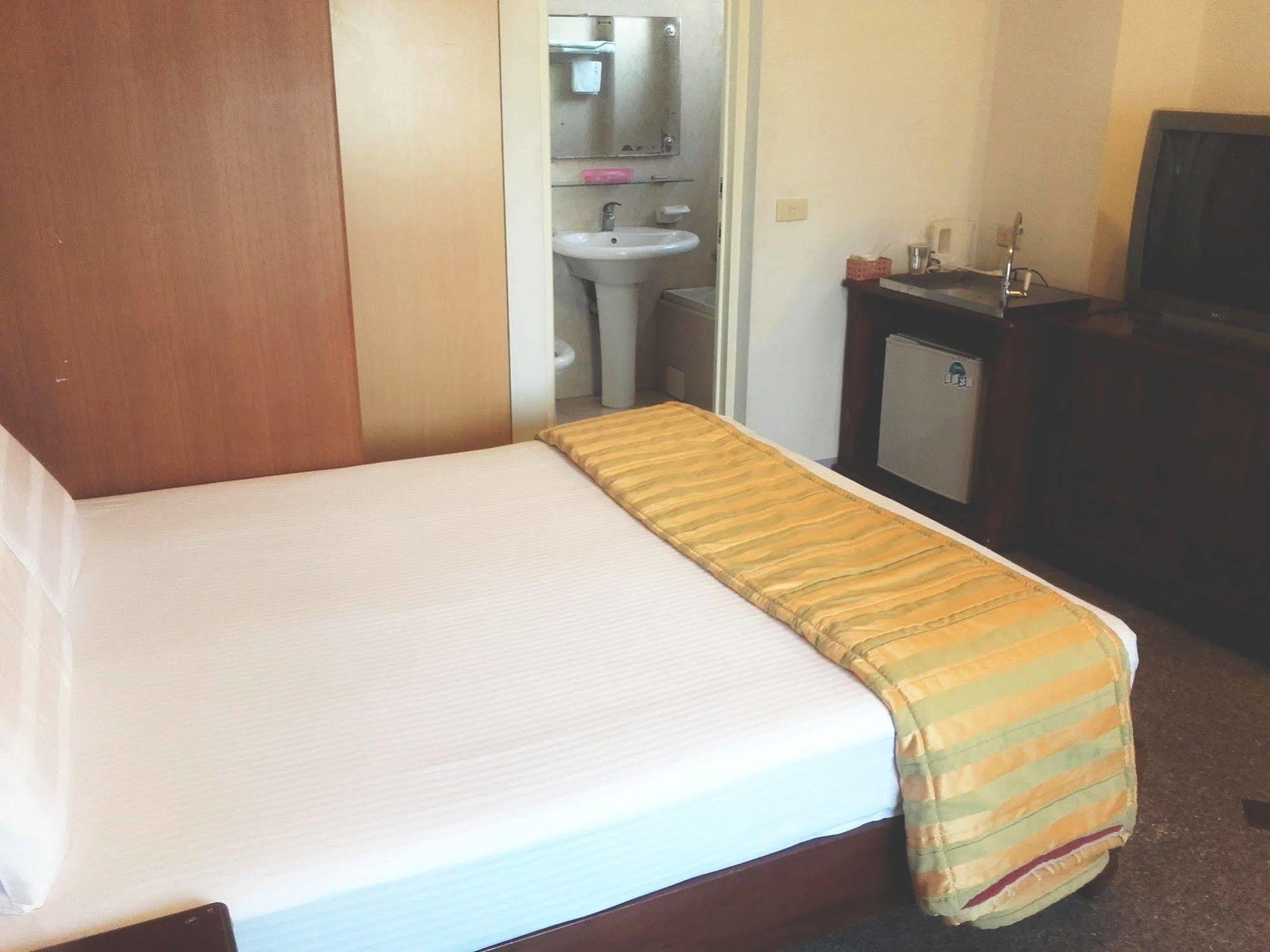 Jing Ai Hotel Luodong Buitenkant foto